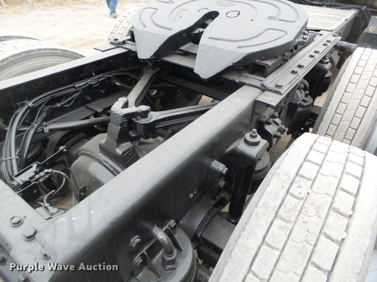 image for item L4198 1999 Kenworth T800 semi truck