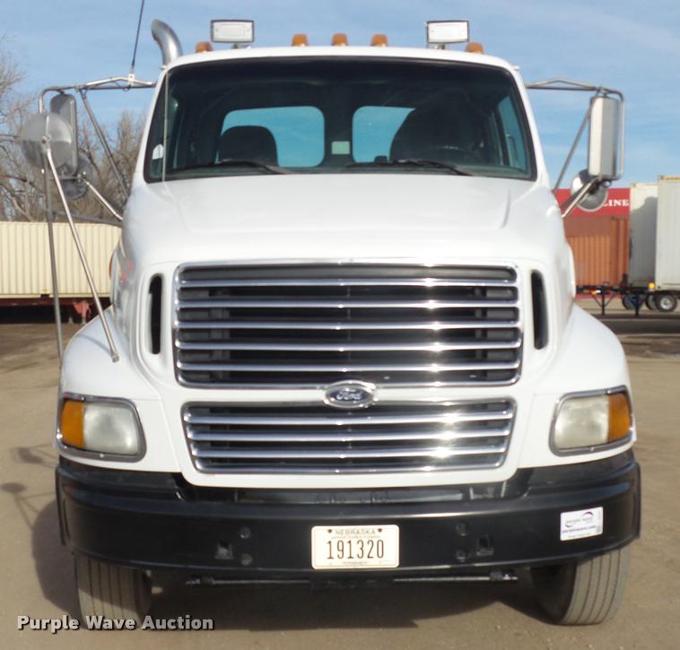image for item L4231 1998 Ford AT9513 Aeromax 113 semi truck