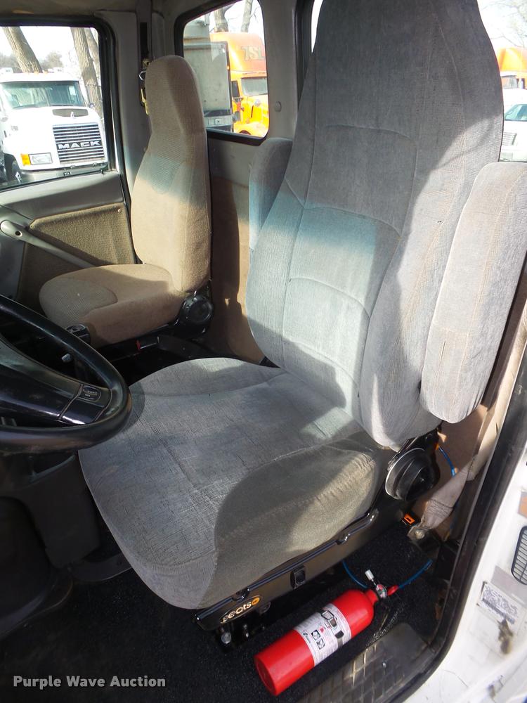 image for item L4231 1998 Ford AT9513 Aeromax 113 semi truck