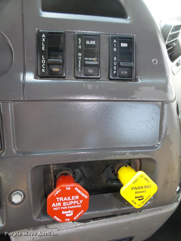 image for item L4231 1998 Ford AT9513 Aeromax 113 semi truck