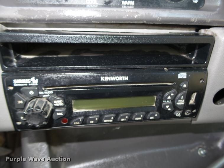 image for item L4231 1998 Ford AT9513 Aeromax 113 semi truck