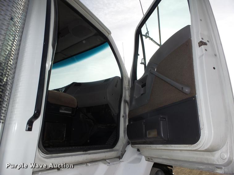 image for item L4231 1998 Ford AT9513 Aeromax 113 semi truck