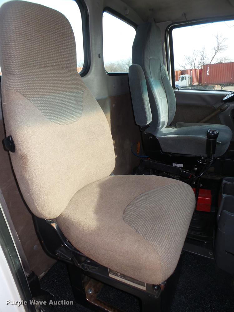 image for item L4231 1998 Ford AT9513 Aeromax 113 semi truck