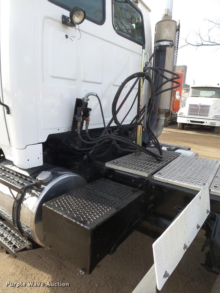 image for item L4231 1998 Ford AT9513 Aeromax 113 semi truck