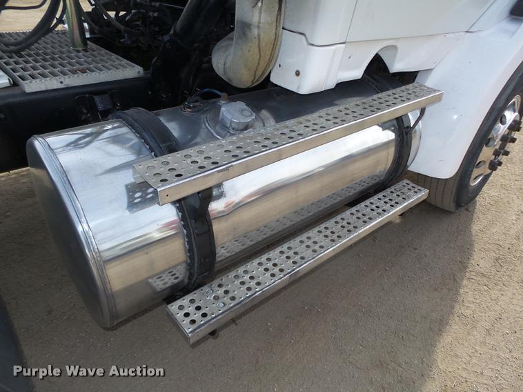 image for item L4231 1998 Ford AT9513 Aeromax 113 semi truck