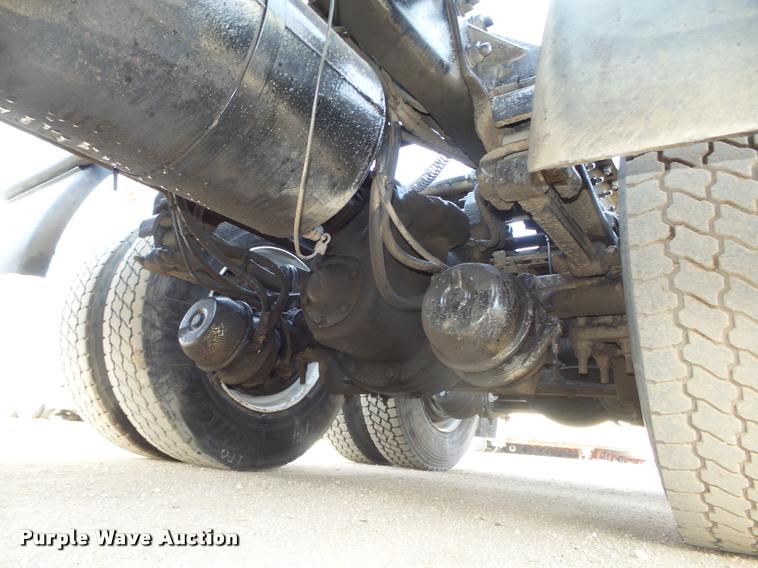 image for item L4231 1998 Ford AT9513 Aeromax 113 semi truck