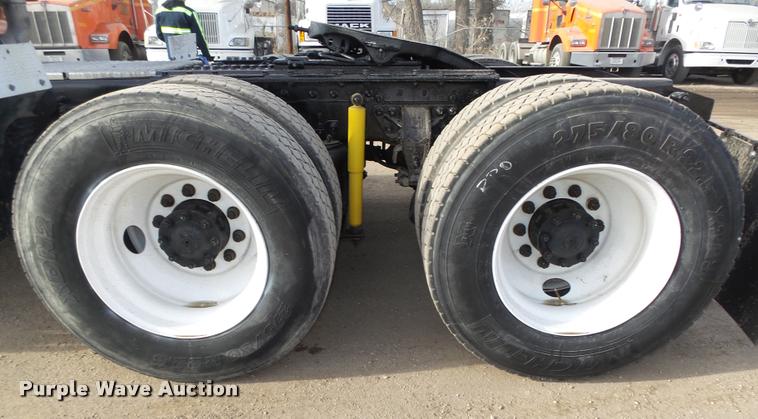 image for item L4231 1998 Ford AT9513 Aeromax 113 semi truck