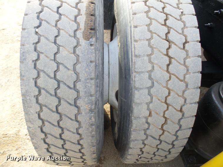 image for item L4231 1998 Ford AT9513 Aeromax 113 semi truck