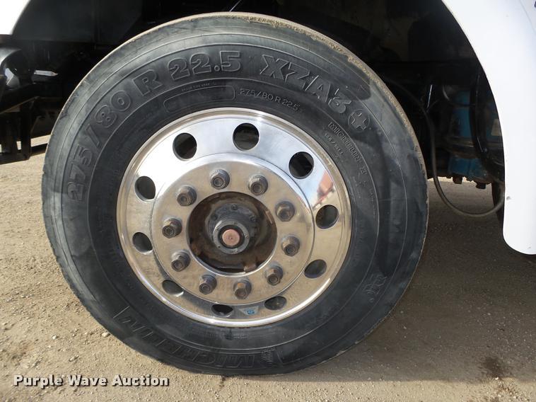 image for item L4231 1998 Ford AT9513 Aeromax 113 semi truck