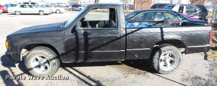 image for item DA2140 1987 Chevrolet S10 pickup truck
