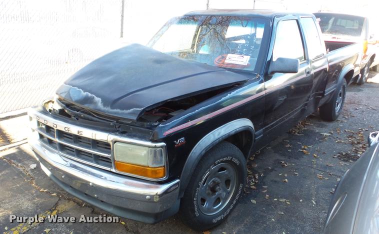 image for item DA2147 1995 Dodge Dakota Club Cab pickup truck