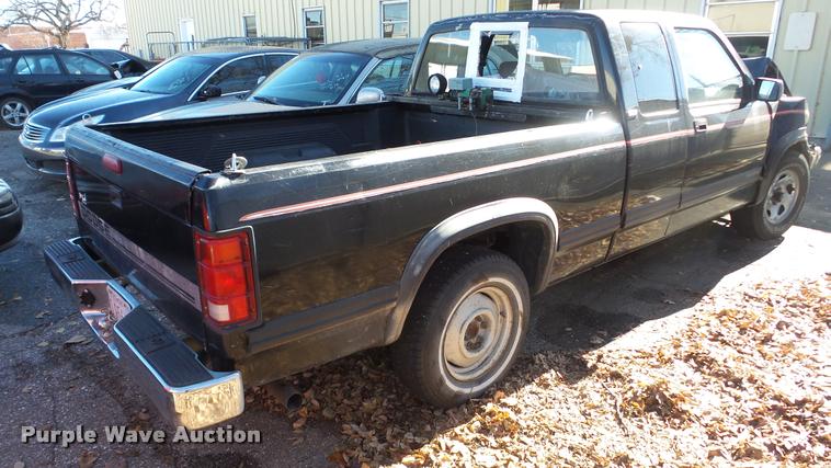 image for item DA2147 1995 Dodge Dakota Club Cab pickup truck