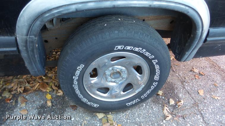 image for item DA2147 1995 Dodge Dakota Club Cab pickup truck