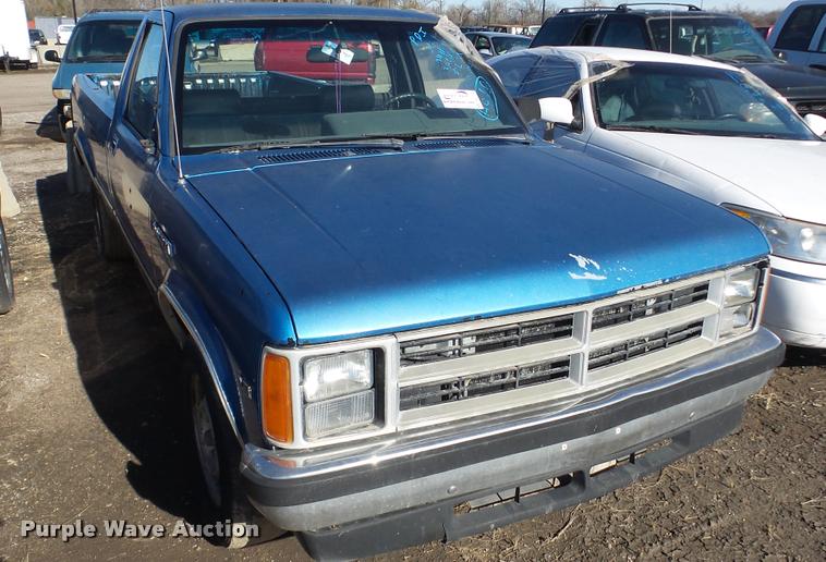 image for item DA2170 1990 Dodge Dakota compact pickup truck
