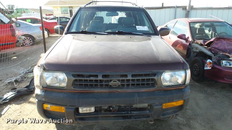 image for item DA2182 1997 Nissan Pathfinder SUV