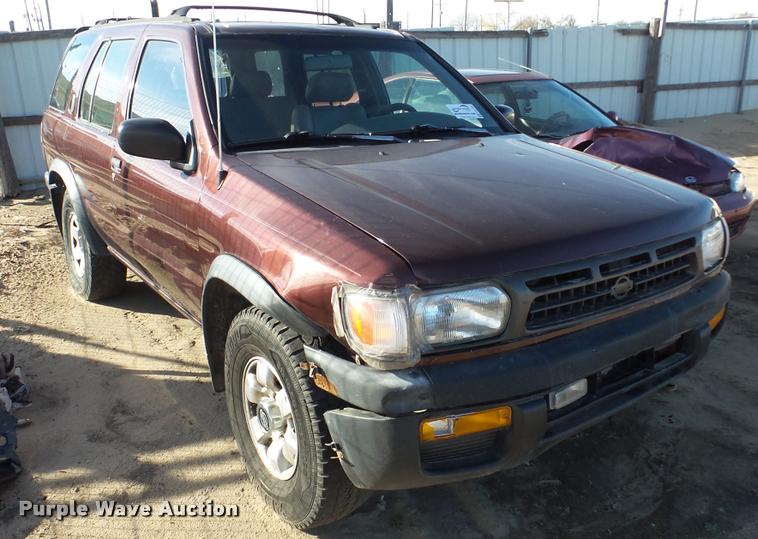 image for item DA2182 1997 Nissan Pathfinder SUV