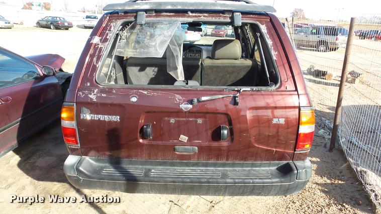 image for item DA2182 1997 Nissan Pathfinder SUV