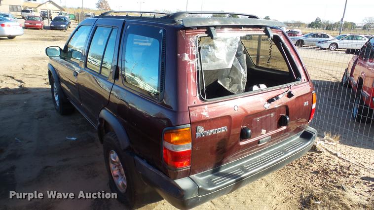 image for item DA2182 1997 Nissan Pathfinder SUV