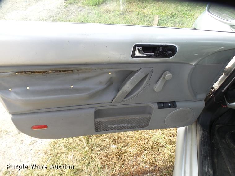 image for item L3318 2001 Volkswagen New Beetle