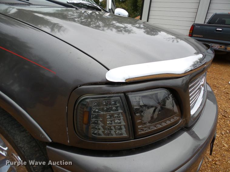 image for item DA2999 2002 Ford F150 Harley Davidson SuperCrew pickup truck