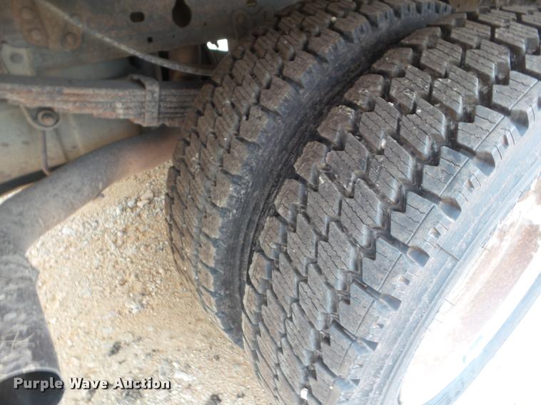 image for item DA5187 2001 Ford F550 flatbed truck