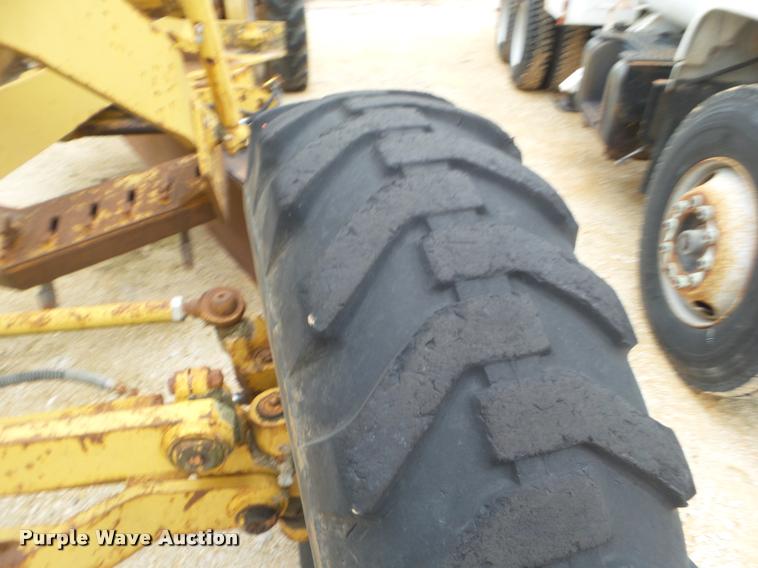 image for item DA5194 1987 Mitsubishi MG400 motor grader