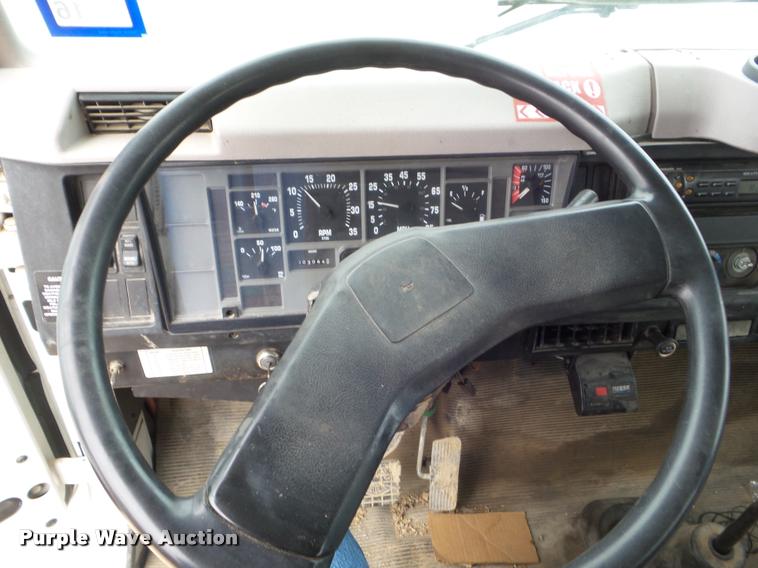 image for item DA5196 1999 International 4700 utility truck