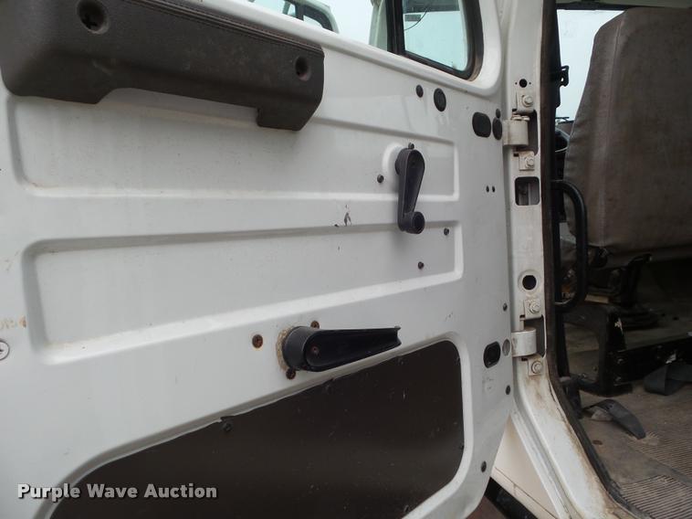 image for item DA5196 1999 International 4700 utility truck