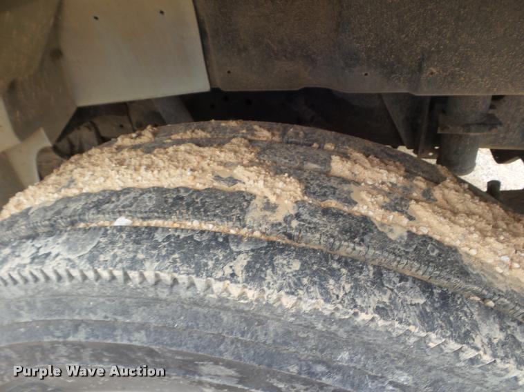 image for item DA5196 1999 International 4700 utility truck