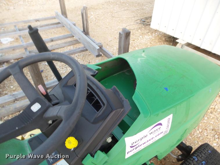 image for item DA5202 1996 John Deere GT262 lawn mower