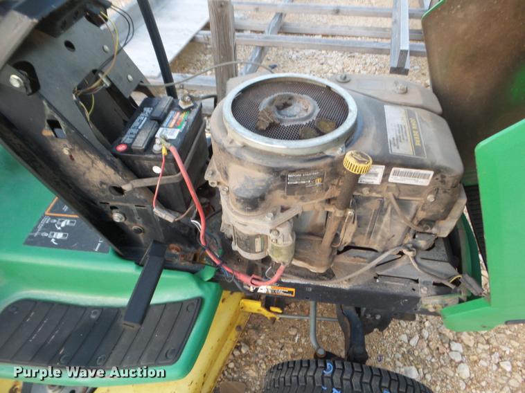 image for item DA5202 1996 John Deere GT262 lawn mower