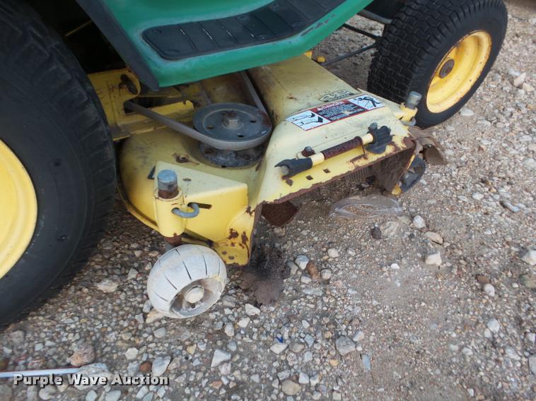 image for item DA5202 1996 John Deere GT262 lawn mower