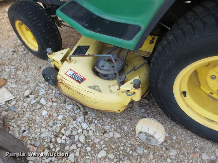 image for item DA5202 1996 John Deere GT262 lawn mower