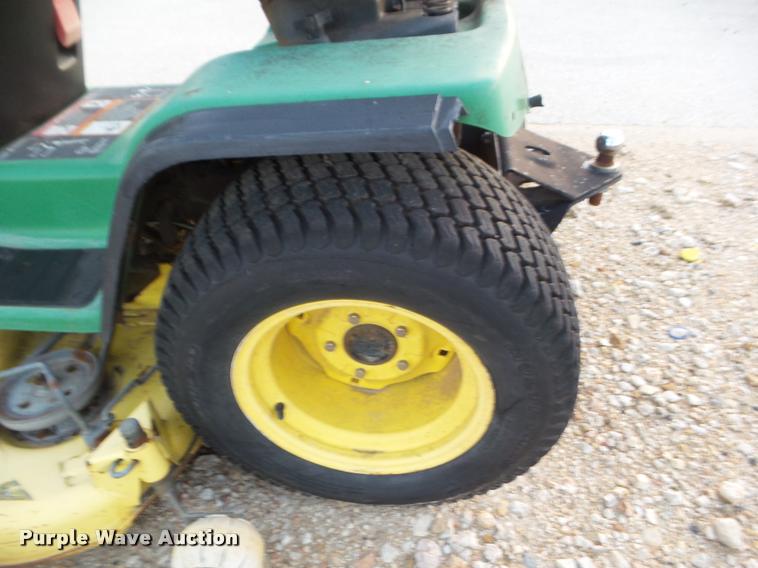 image for item DA5202 1996 John Deere GT262 lawn mower