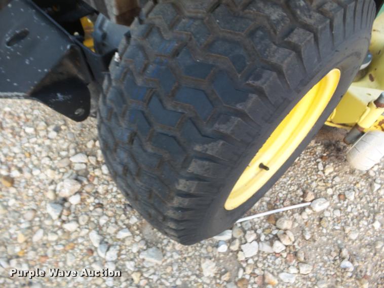 image for item DA5202 1996 John Deere GT262 lawn mower