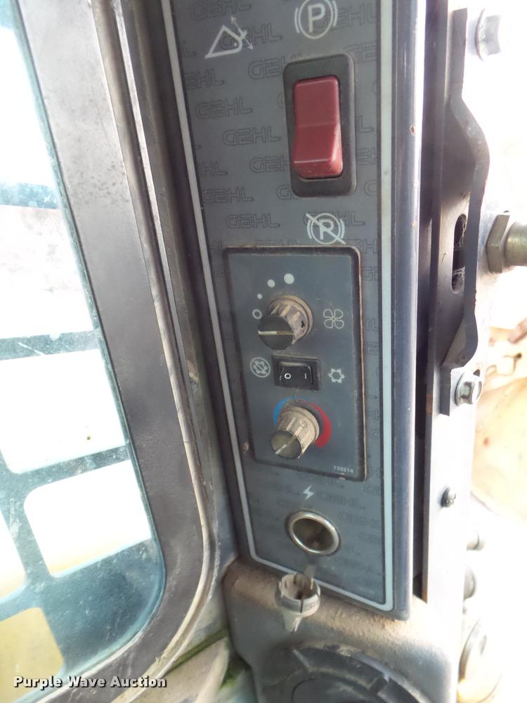 image for item DA5203 2004 Gehl SL7810 DXT skid steer