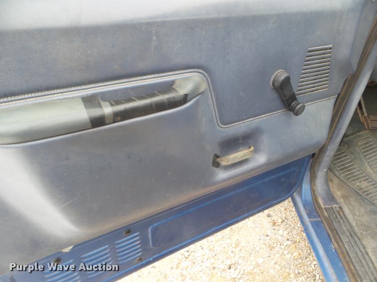 image for item DA5216 1989 Ford F150 pickup truck