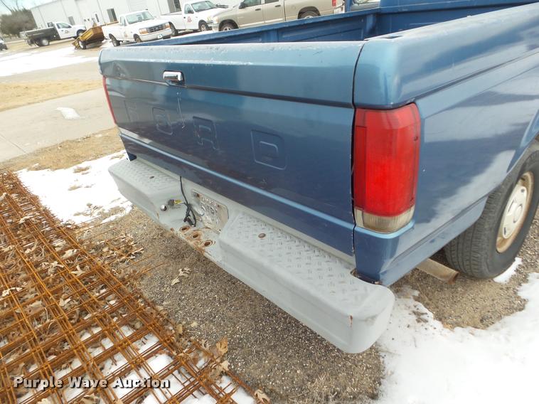 image for item DA5216 1989 Ford F150 pickup truck