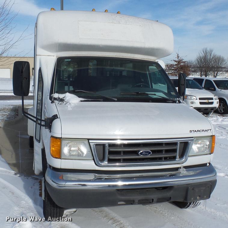 image for item DA5788 2005 Ford E350 Super Duty bus
