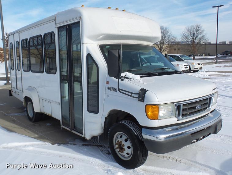 image for item DA5788 2005 Ford E350 Super Duty bus
