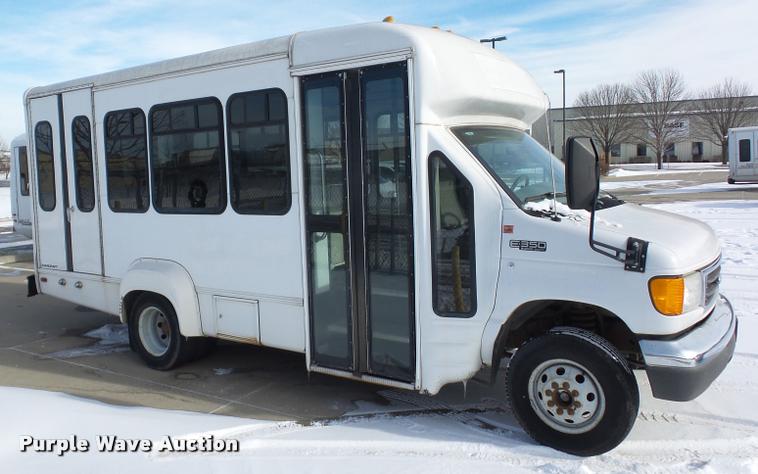 image for item DA5788 2005 Ford E350 Super Duty bus