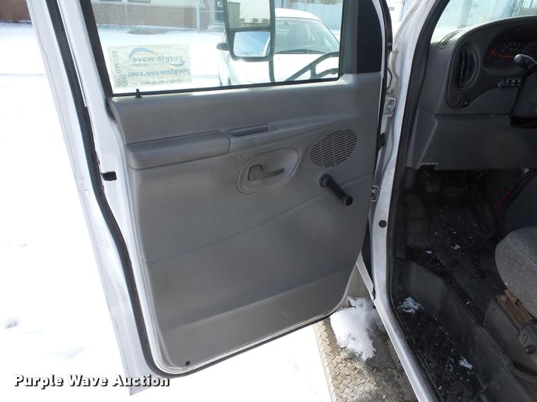 image for item DA5788 2005 Ford E350 Super Duty bus