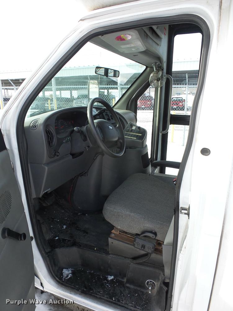 image for item DA5788 2005 Ford E350 Super Duty bus