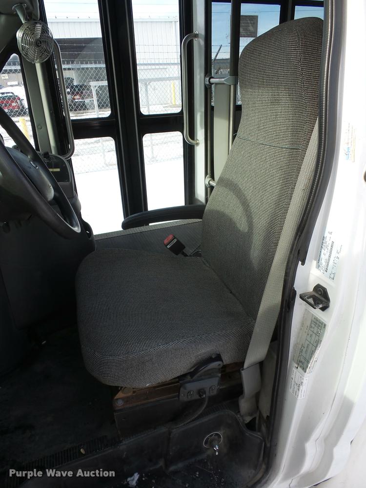 image for item DA5788 2005 Ford E350 Super Duty bus