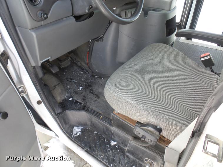 image for item DA5788 2005 Ford E350 Super Duty bus