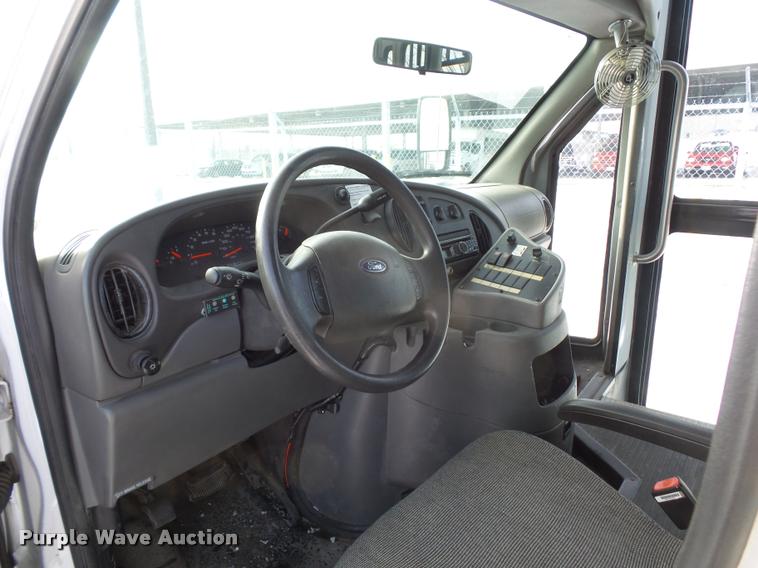image for item DA5788 2005 Ford E350 Super Duty bus
