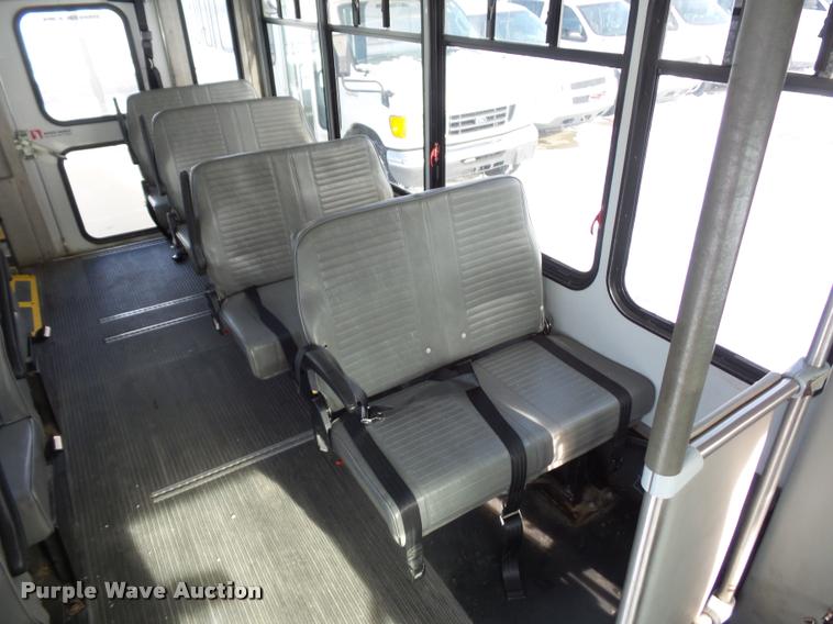 image for item DA5788 2005 Ford E350 Super Duty bus