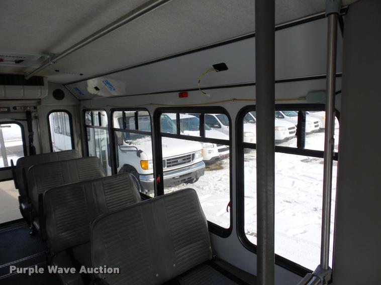 image for item DA5788 2005 Ford E350 Super Duty bus