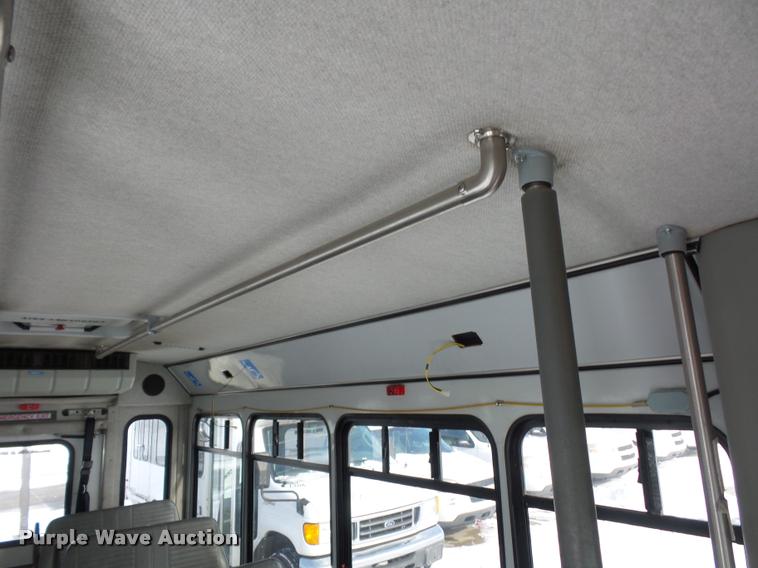 image for item DA5788 2005 Ford E350 Super Duty bus