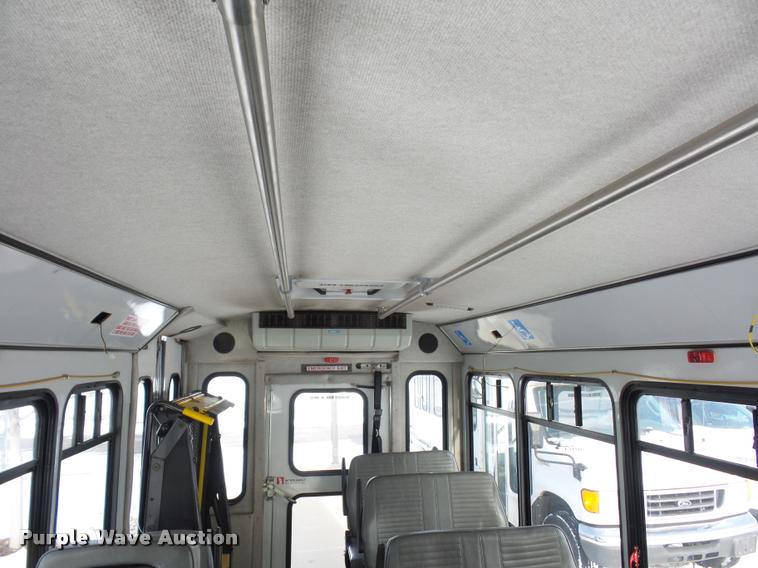 image for item DA5788 2005 Ford E350 Super Duty bus